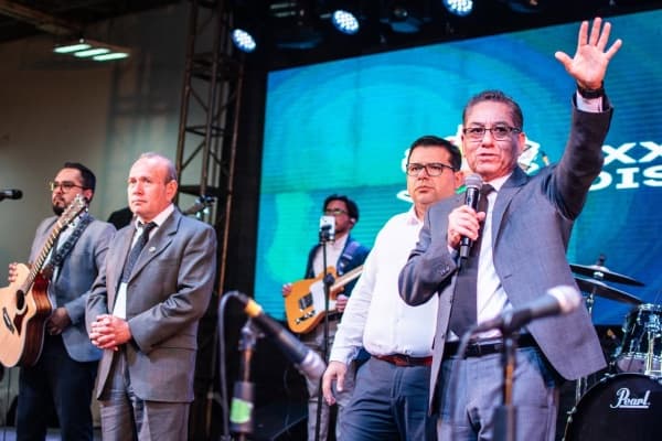 Pastores dirigiendo la alabanza durante la convención del distrito