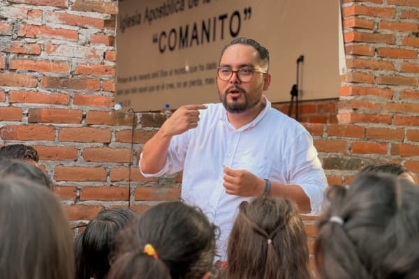 Enseñanza a un grupo de niños en la congregación de Comanito